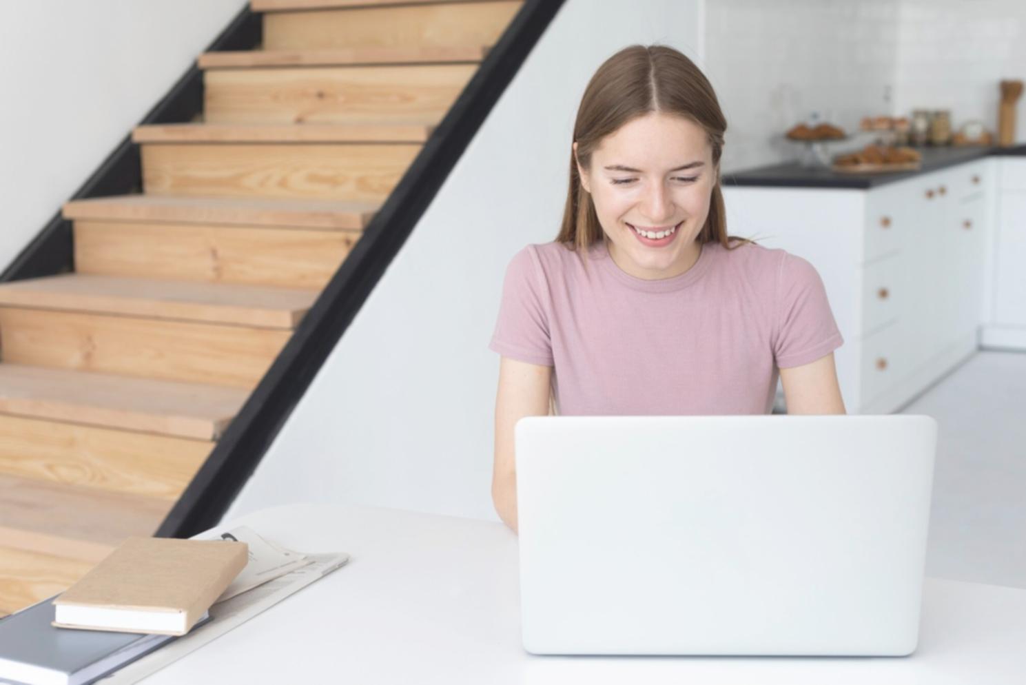 Sesión de consultoría financiera personalizada en oficina moderna